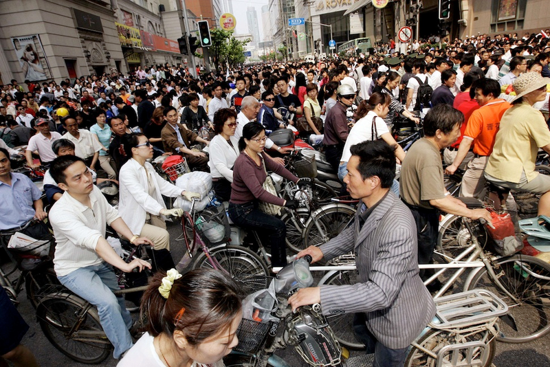 Illustration for article titled Incredible Ways People Deal with Overloaded Transit Systems in Asia